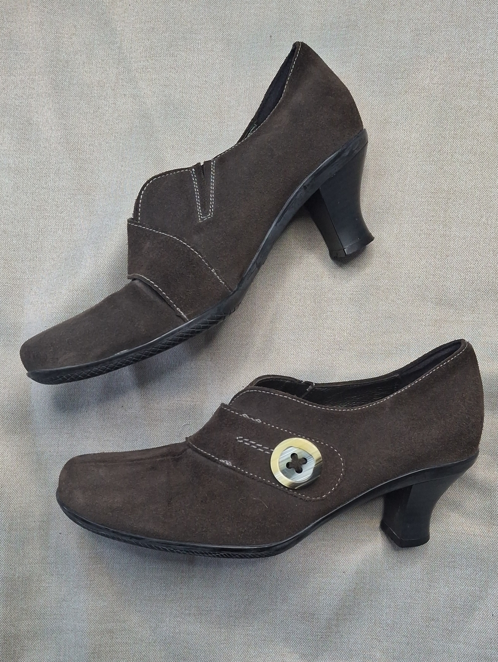 La Canadienne Waterproof Brown Suede Button Pumps Heels Sz 7.5